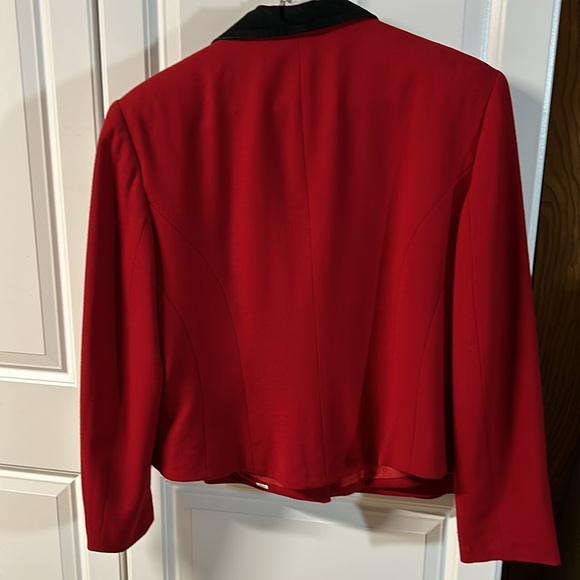 EVAN PICONE 2piece suit. Size 16, 💯 % wool. Red with black velvet trim. - Picture 5 of 15